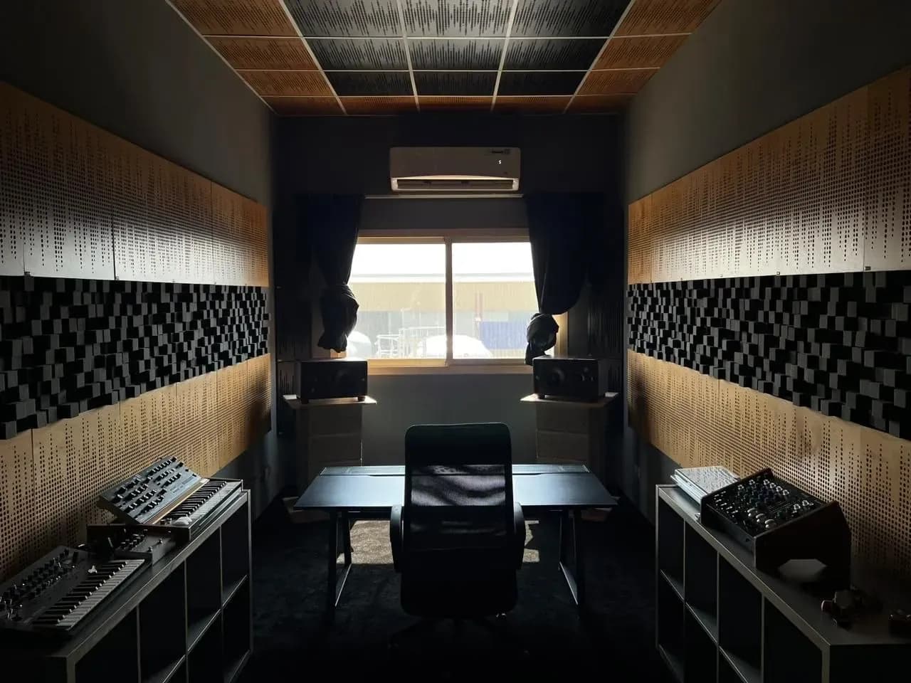 Suspended modular grid acoustic ceiling in a recording studio